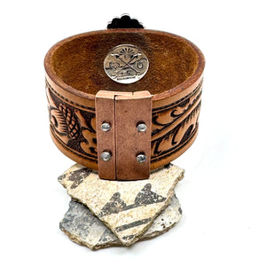 Magnetic clasp on western leather cuff